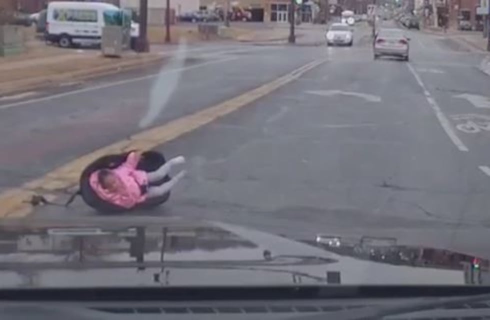 Filman el momento en el que un bebé cae de un auto en movimiento