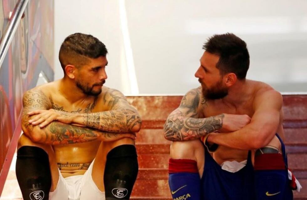 Messi y Banega se saludaron fuera de la cancha tras la goleada del Barcelona