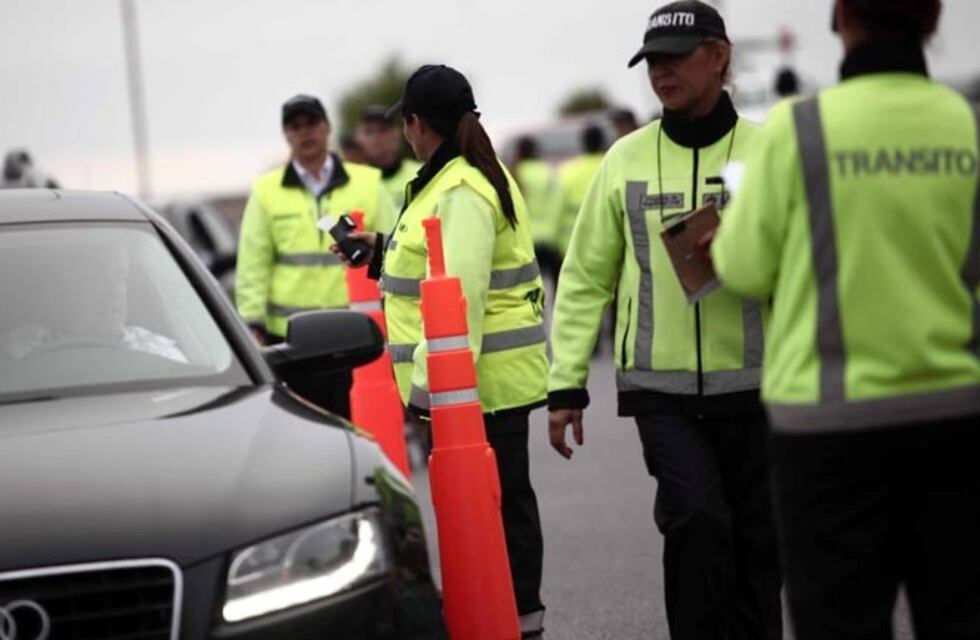 Labraba un acta de infracción, la empujaron y terminó en un hospital