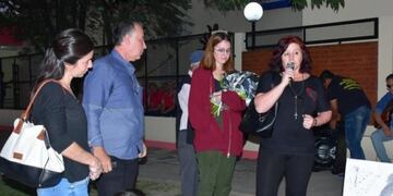 Los padres de Sofía Puyó, Horacio y Analía, en la colocación de una estrella amarilla en el lugar donde se produjo el hecho de tránsito\u002E (Foto: Diario La Mañana)