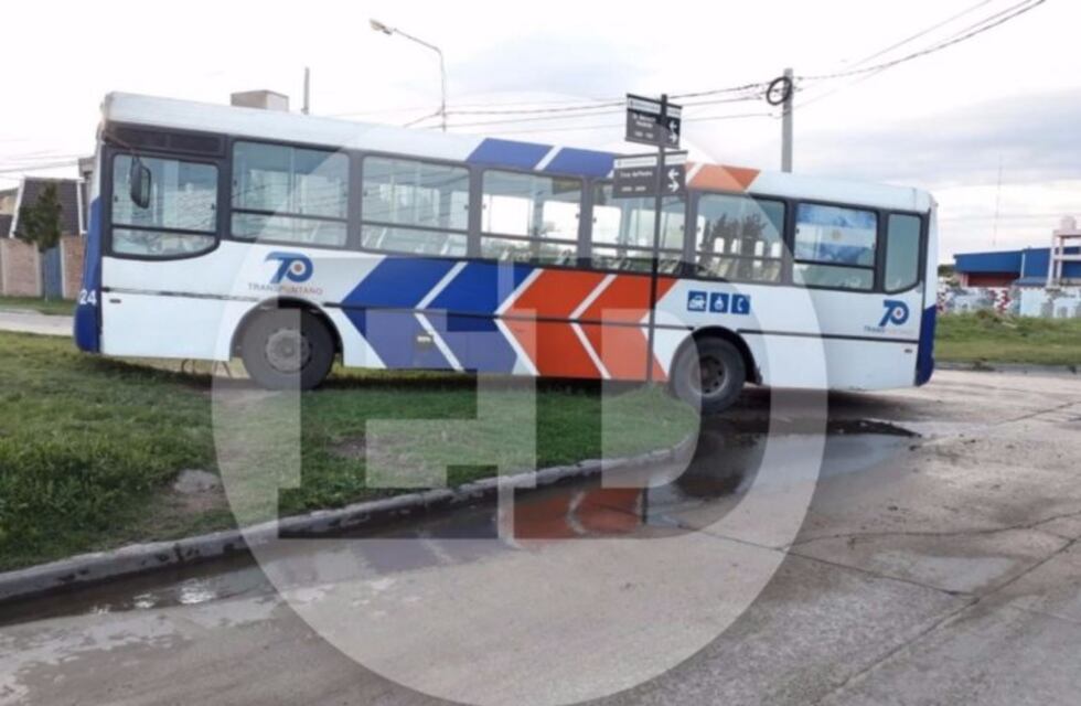 A un colectivo se le cortó la dirección y terminó en la vereda