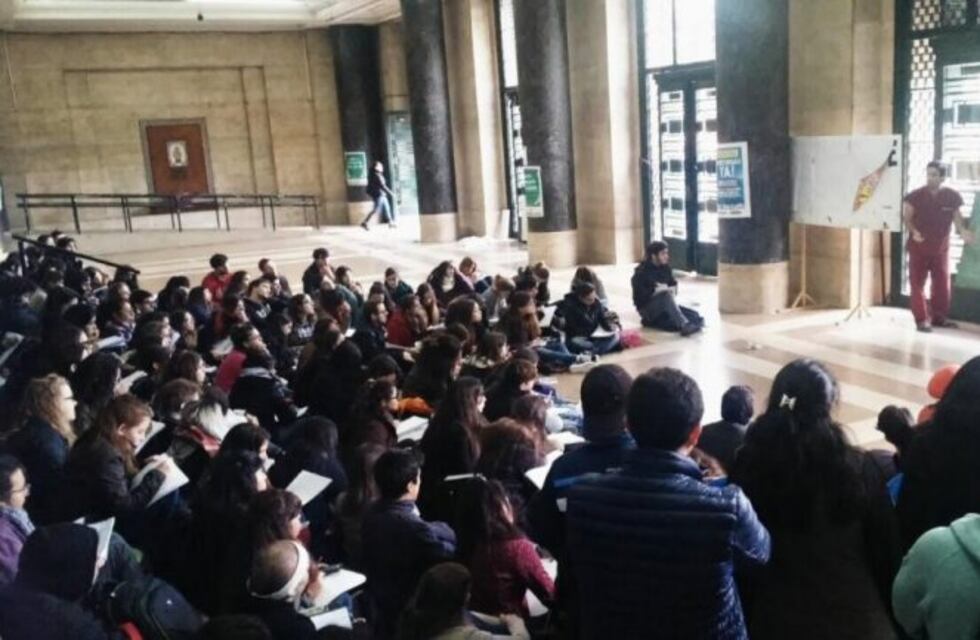 Estudiante fueguina escrachó a un profesor de la UBA por supuesto acoso