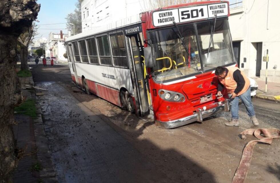Un colectivo y una ambulancia se encajaron en la calle Burgos