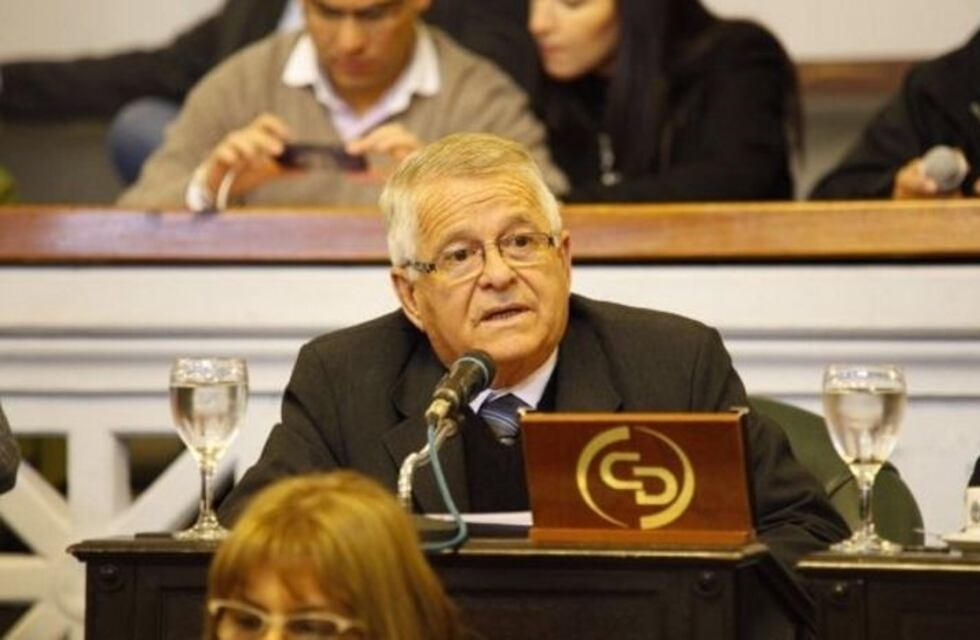 El senador Dos Santos quedó internado tras un grave accidente de moto