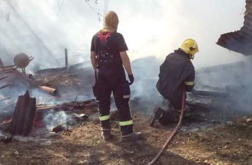 Un incendio arrasó con una humilde vivienda en el barrio El Molino