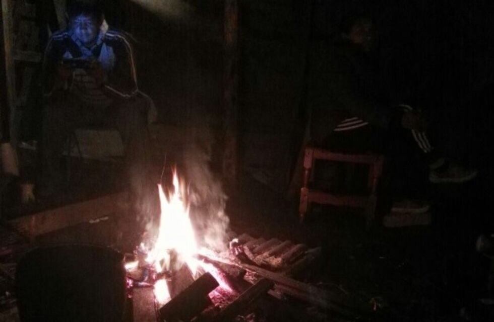 Después del intento de desalojo, integrantes de la comunidad Qom pasaron la noche en los terrenos tomados