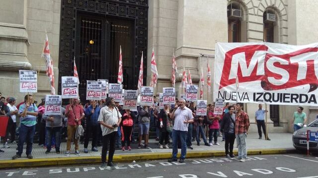Manifestantes del MST protestaron en Tribunales contra el fallo del 2x1 de la Corte Suprema.
