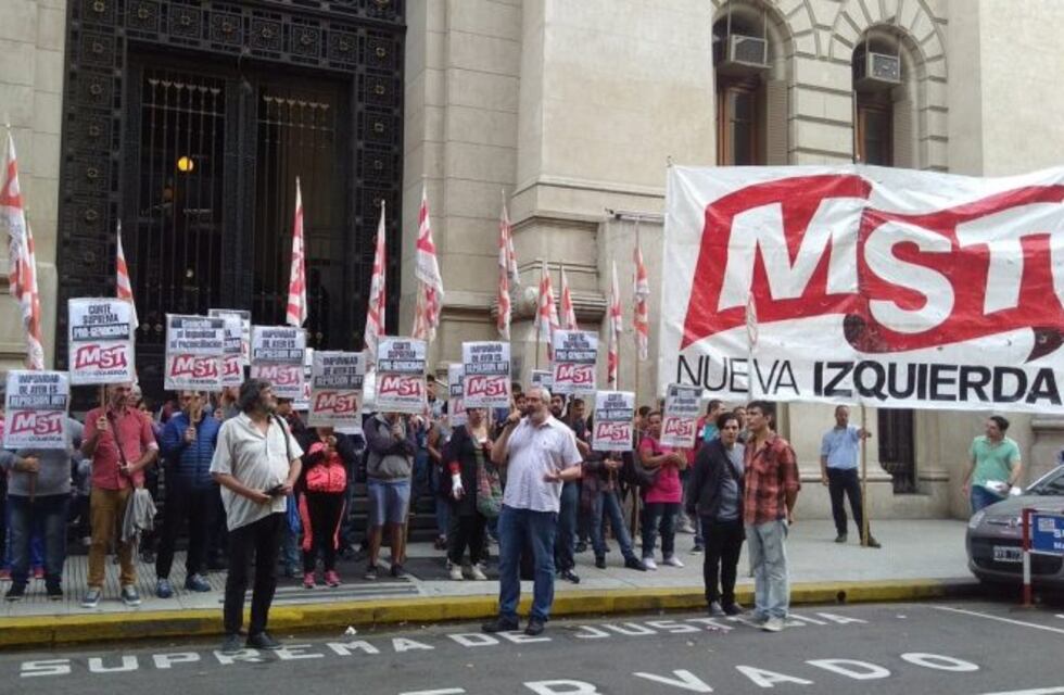Manifestantes del MST protestaron en Tribunales contra el fallo del 2x1 de la Corte Suprema