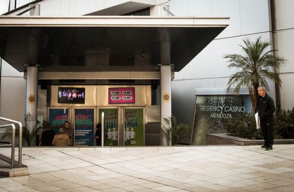 Encontraron una pistola en el baño del casino del Hyatt