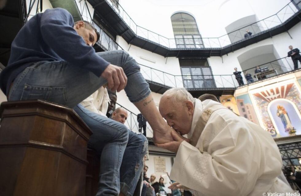 El Papa celebró el rito de lavado de pies y reveló que se tiene que operar