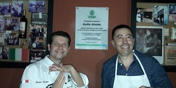 El campeón Duilio Girotto hace la T\u002E Y Cacho Iudicello, propietario del museo, comparte\u002E