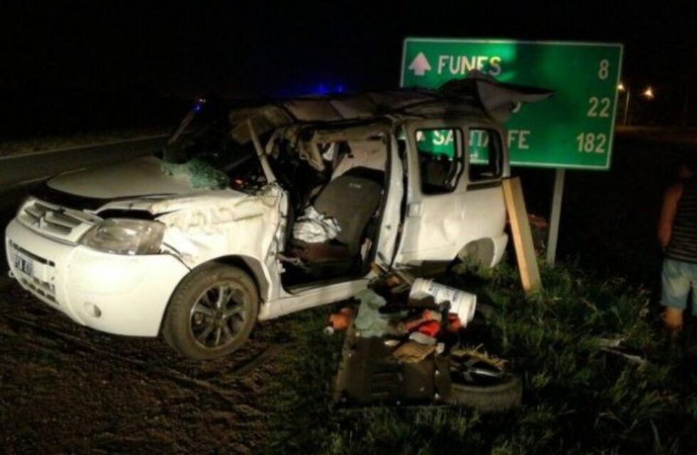 Impactante choque y vuelco en la Autopista a Córdoba, a la altura de Roldán
