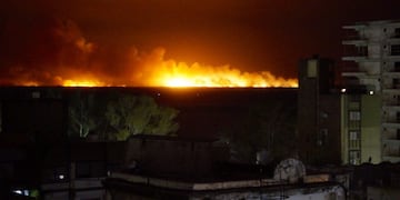 En la costanera central podían verse las altas llamas al otro lado del río\u002E (@fabianscabuzzo)