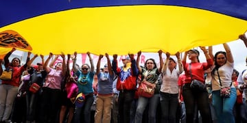 CAR05\u002E CARACAS (VENEZUELA), 04/08/2017\u002E- Chavistas participan en una manifestación para apoyar la instalación de la Asamblea Nacional Constituyente hoy, viernes 4 de agosto del 2017, en Caracas (Venezuela)\u002E Cientos de chavistas marchan hoy hacia el Palacio Federal Legislativo, en Caracas, para apoyar la instalación de la Asamblea Nacional Constituyente (ANC), un órgano que estará integrado por 545 representantes, todos afines al Gobierno venezolano, y que redactará una nueva Carta Magna\u002E EFE/Miguel Gutiérrez