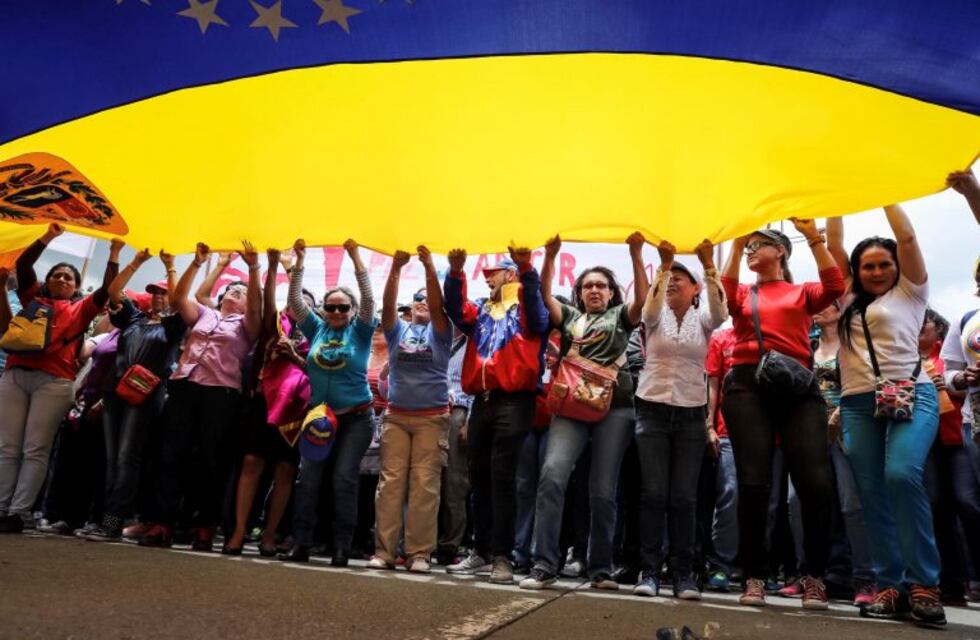 La Asamblea de Maduro juró tras denuncias de fraude y protestas en las calles