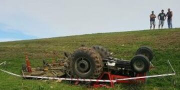 El tractor volcu00f3 y aplastu00f3 al operario.