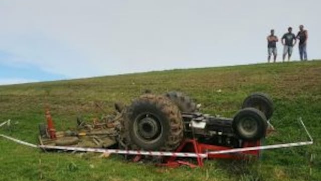 El tractor volcu00f3 y aplastu00f3 al operario.