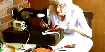 Eldoradense de 89 años confecciona barbijos para donar al Hospital