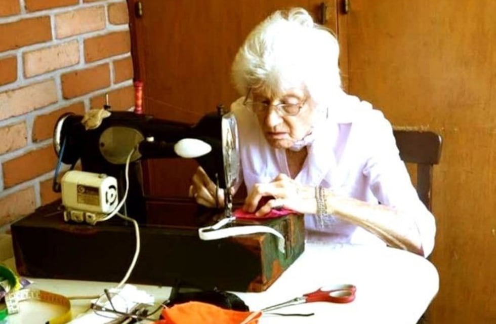 Pionera eldoradense de 89 años confecciona barbijos para el Hospital