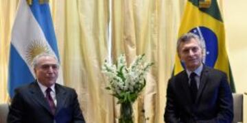 HANDOUT - ARCHIVO -El presidente de Brasil, Michel Temer (izquierda), y su par argentino, Mauricio Macri, se reu00fanen el 03/10/2016 en Buenos Aires, Argentina. Macri visitaru00e1 este martes 7 de febrero de 2017 a Temer con el objetivo de relanzar el Mercosur.r