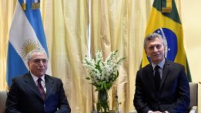 HANDOUT - ARCHIVO -El presidente de Brasil, Michel Temer (izquierda), y su par argentino, Mauricio Macri, se reu00fanen el 03/10/2016 en Buenos Aires, Argentina. Macri visitaru00e1 este martes 7 de febrero de 2017 a Temer con el objetivo de relanzar el Mercosur.r
