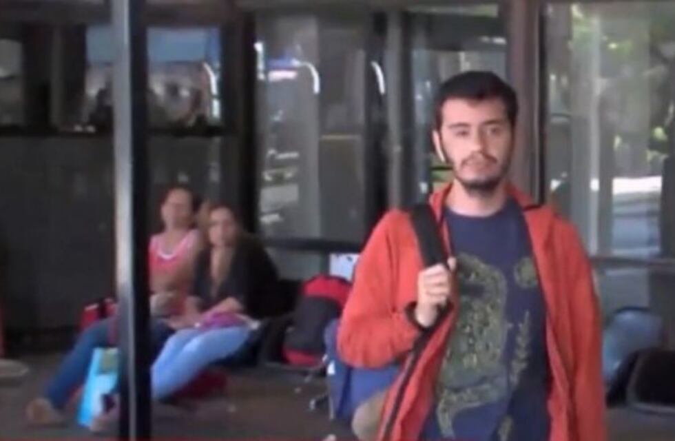 Un turista chileno dijo que estaba infectado y le tosió en la cara a un notero: fue detenido