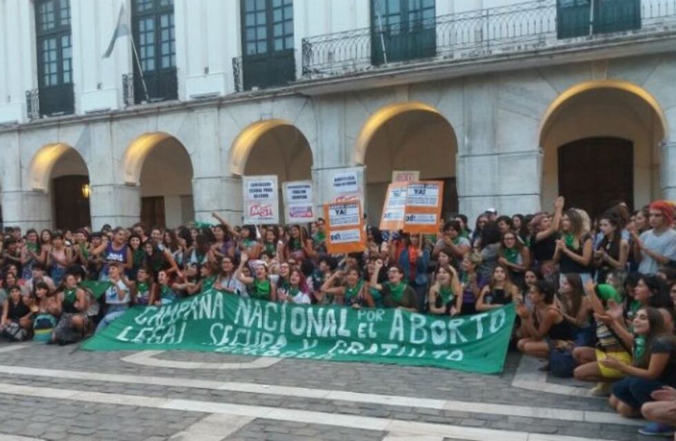 "Pañuelazo" en Córdoba por la despenalización del aborto