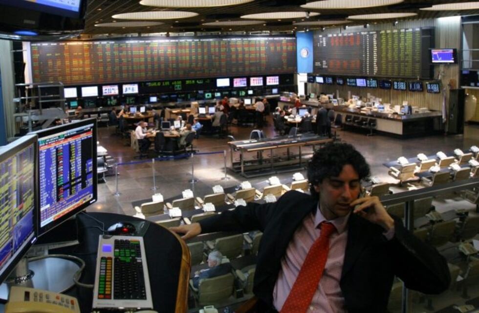 Tras el lunes negro, la Bolsa porteña sube 6,7% en la apertura y mejoran los bonos