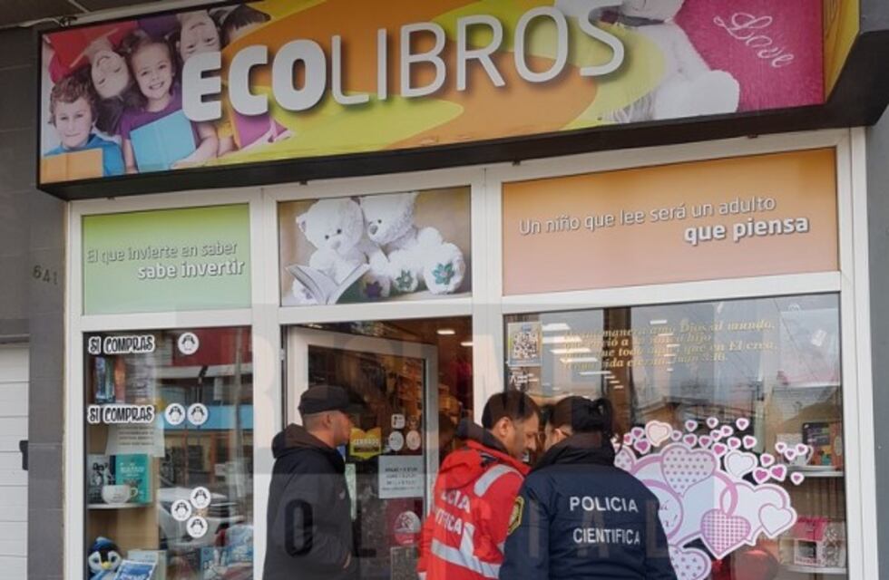 Barretearon la puerta de una librería en Río Grande