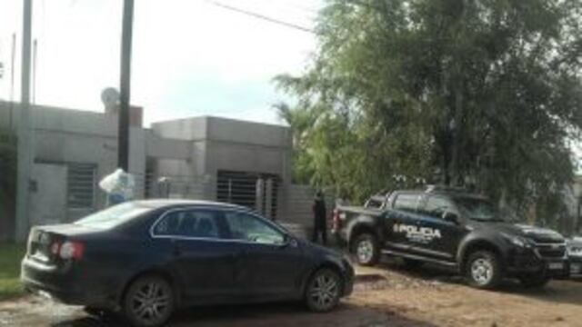 La policu00eda custodiaba la zona del inmueble que fue consumido por las llamas este lunes.