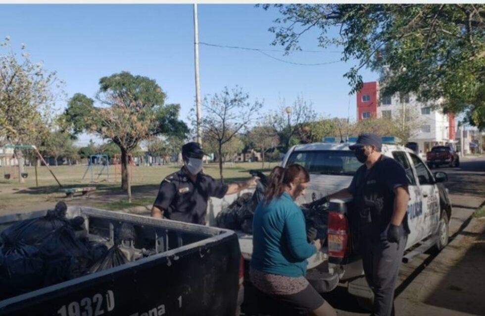 Policías bahienses llevaron bolsones de alimentos a los más necesitados