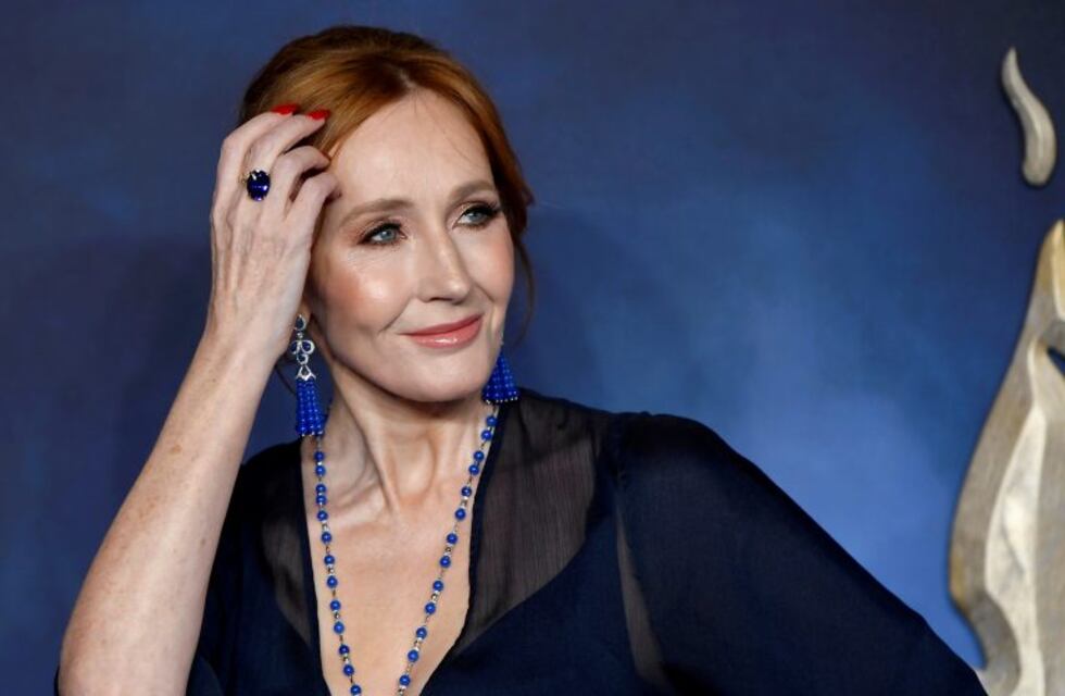 J.K. Rowling volvió a encender la polémica por un personaje de una sospechosa transgénero asesina