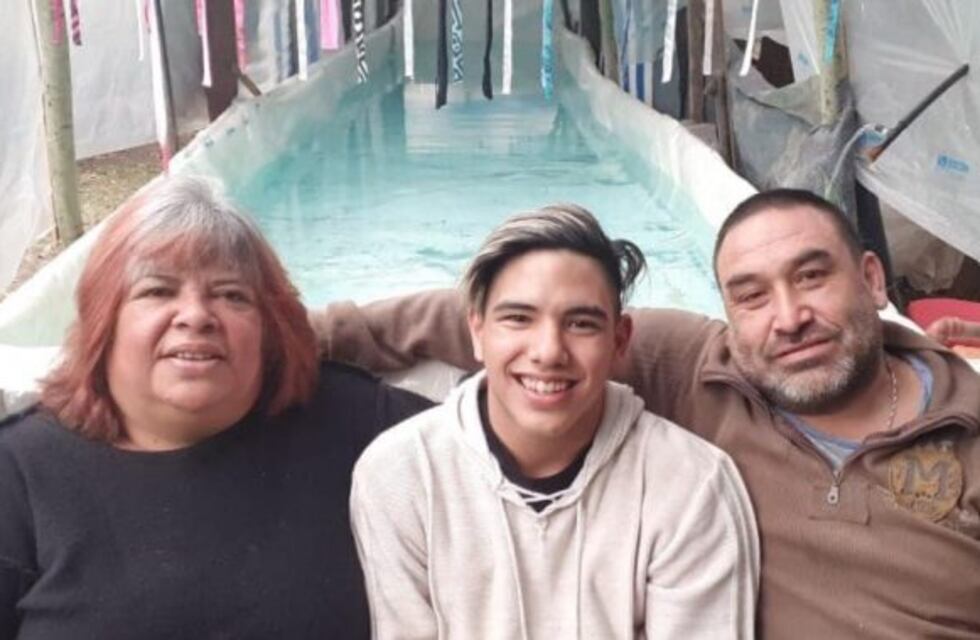 Amor incondicional: armaron una pileta para que su hijo hipoacúsico pueda seguir nadando en cuarentena