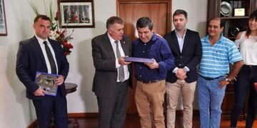 Jaldo y Albarracín con la Comisión Directiva de Concepción FC en su 92 aniversario (Legislatura de Tucumán)