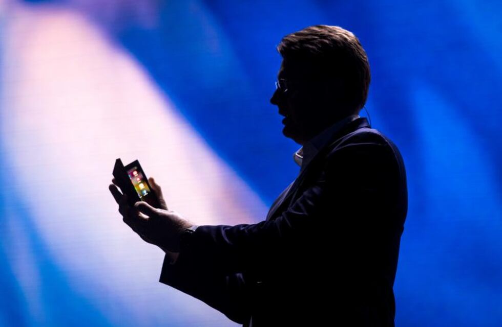 Samsung presentó un modelo de smartphone plegable
