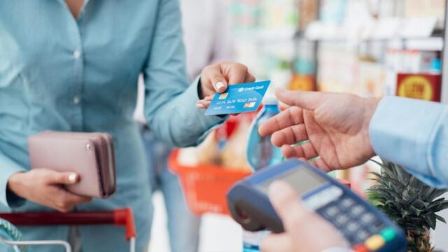 Los consumos de tarjetas de crédito pagan desde hoy el 1,2% de impuesto