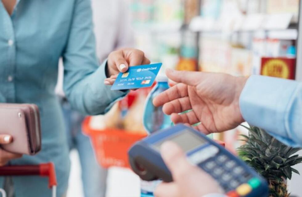 Los consumos de tarjetas de crédito pagan desde hoy el 1,2% de impuesto