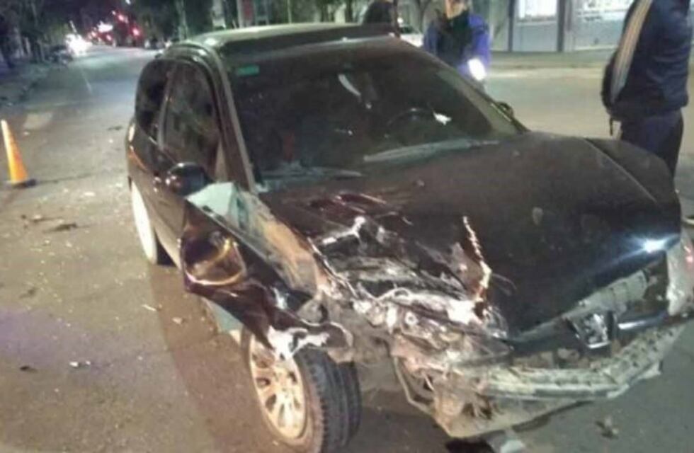 Un remís aguardaba en el semáforo cuando fue embestido por un conductor borracho
