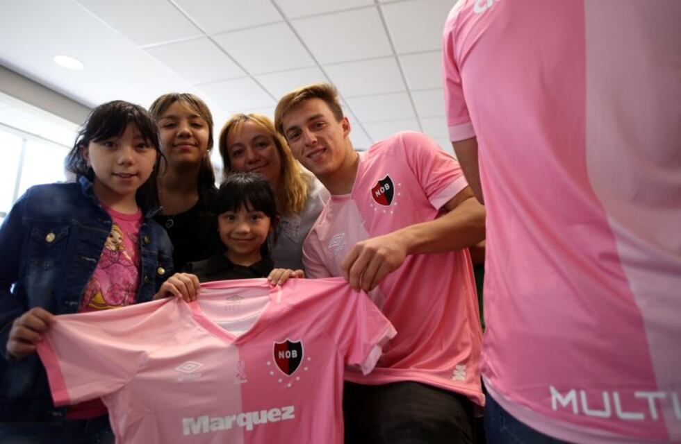 Es un éxito en ventas la camiseta rosa de Newell's