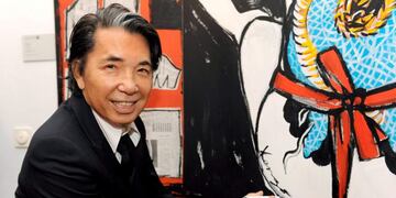 Muenchen (Germany), 26/11/2008\u002E- (FILE) - Japanese fashion designer Kenzo Takada signs one of his paintings during the opening of an exhibition of his work at art auction house Hampel in Munich, Germany, 25 November 2008 (reissued 04 October 2020)\u002E According to media reports, Takada has died in a hospital in France on 04 October 2020 after suffering from Covid-19, a spokesperson for Takada said\u002E He was 81\u002E (Moda, Abierto, Francia, Alemania, Japón) EFE/EPA/Tobias Hase GERMANY OUT