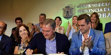 El gobernador Juan Schiaretti y el intendente Ramón Mestre firman el acuerdo por el traspaso de subsidios de la Provincia a la Municipalidad\u002E