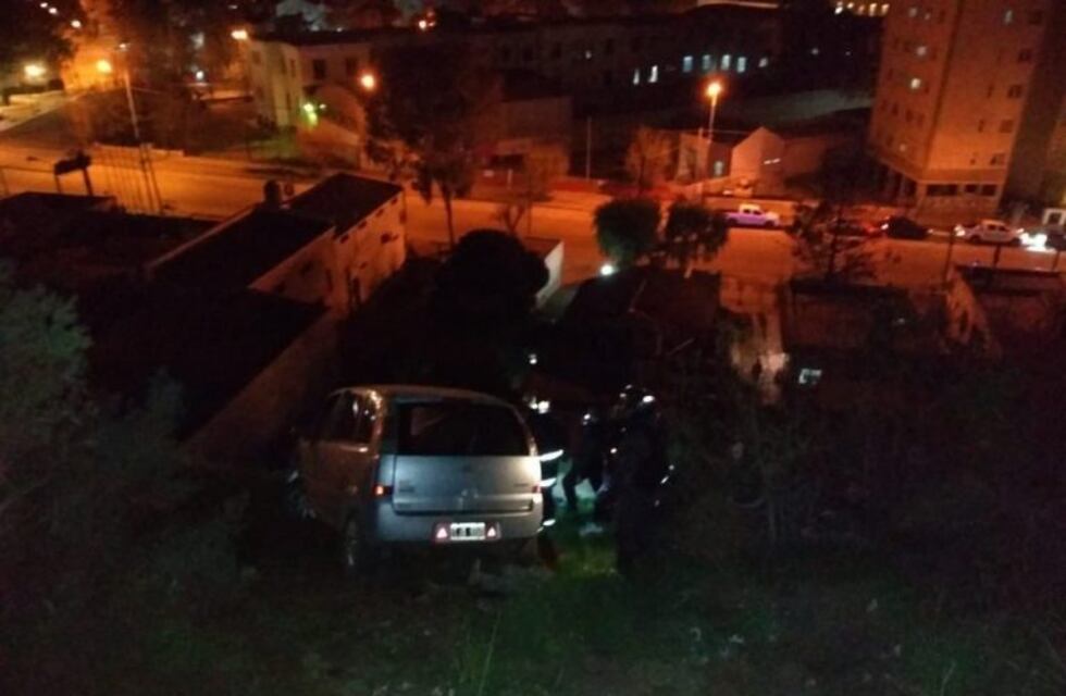 Un conductor presuntamente alcoholizado desbarrancó su auto