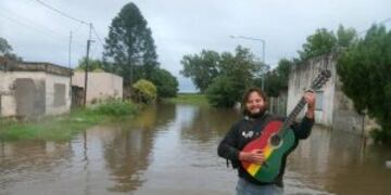 Coky, el autor de las fotos del asado bajo el agua en La Emilia.