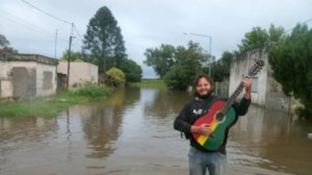 Coky, el autor de las fotos del asado bajo el agua en La Emilia.