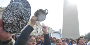 Manifestantes del Polo Obrero y Barrios de Pie marchan por el centro porteño (Foto: Lucía Merle/Clarín)