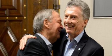 El saludo entre Schiaretti y Macri\u002E (Presidencia)