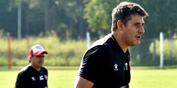 El DT de la Gloria lamentó que todavía no haya precisiones sobre el regreso a la competencia\u002E