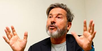 FILE - In this Oct\u002E 24, 2016 file photo, Venezuelan singer-songwriter Ricardo Montaner appears during an interview in Miami\u002E Montaner and the Human Rights Watch organization launched a campaign on Monday, April 9, 2018,  asking the people and leaders of Latin America to denounce on social media any human rights violations in Venezuela ahead of the Summit of the Americas, which will take place in Lima, Peru, April 13-14\u002E (AP Photo/Alan Diaz, File) miami eeuu ricardo montaner cantante musica musico nota entrevista reportaje