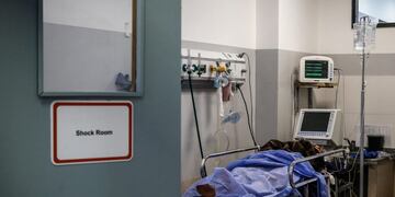 -FOTOGALERIA- ACOMPAÑA CRÓNICA ARGENTINA CORONAVIRUS*** AME6165\u002E BUENOS AIRES (ARGENTINA), 12/06/2020\u002E- Fotografía fechada el 28 de mayo de 2020 de un paciente espera en la unidad de Shock Room del Hospital Posadas, en Buenos Aires (Argentina)\u002E Cada día llegan más pacientes y una creciente tensión se palpa en los pasillos y en el paso apurado del personal sanitario\u002E El hospital Posadas, un gigante estatal a cargo de la salud de 7 millones de personas en su área de influencia, está en el frente de batalla contra el coronavirus en el populoso cordón urbano que rodea a Buenos Aires, uno de los principales focos de contagio en la Argentina\u002E La prioridad hoy es salvar vidas, limitar la transmisión del virus y cuidar a su personal de cara a un pico de infectados cada vez más próximo\u002E EFE/ Juan Ignacio Roncoroni