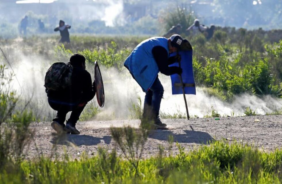 La imagen más dura del desalojo en Guernica: una nena jugando con balas de goma
